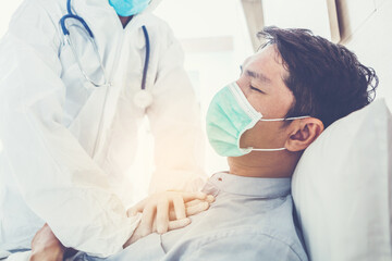 Obraz premium Doctor having health problem of patient at hospital,medicine, doctor, healthcare and people concept