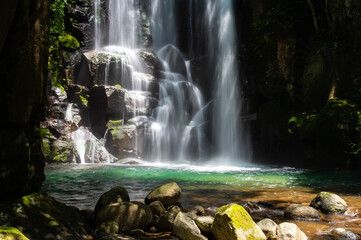 美しい緑の滝つぼのある滝