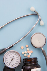 Some white pills. See the pill and the capsule together in front of you.