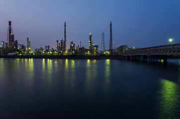 プラントの煙突が並ぶ夜の工業地域