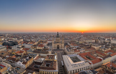 Naklejka premium Aerial drone shot of St. Stephen Basilica at Budapest dawn sunrise in morning