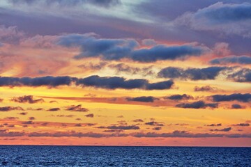 Fototapeta premium Glühender Himmel über See