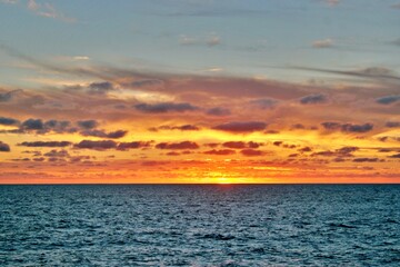 Sonnenaufgang über dem Ozean