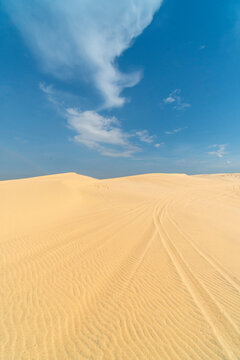 Bau Trang sand dunes, sub-Sahara desert in Binh Thuan province, Vietnam © Dust