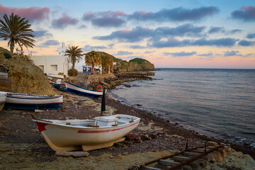 Barcas tradicionales de pesca en la playa de La Isleta del Moro al atardecer, en el Parque Natural de Cabo de Gata-Níjar, provincia de Almería, Andalucía, España
