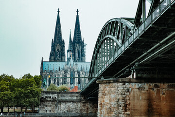 Fototapeta na wymiar Kölner Dom und Hohenzollernbrücke. Das Köln-Panorama vom Rhein aus fotografiert. 