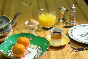 breakfast with egg, orange juice, coffee, and oranges