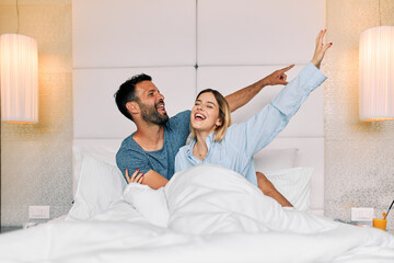 Obraz na płótnie Canvas Happy couple having fun in a hotel room