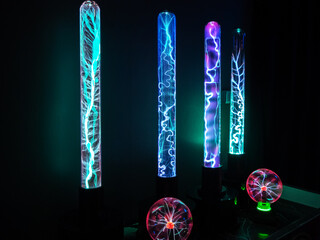 Elongated and spherical flasks with electric discharges in the dark