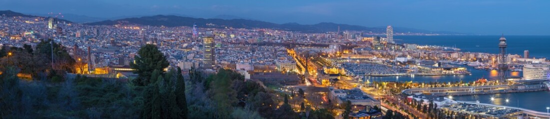 Fototapeta na wymiar Barcelona - The panorama of the city in the sunset lightd with the Plaza Espana square.