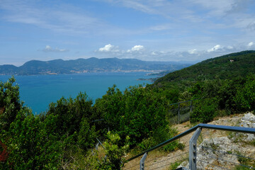 Fototapeta premium Panorama della costa del Mar Ligure da Montemarcello, in territorio di Ameglia, La Spezia, Liguria, Italia.