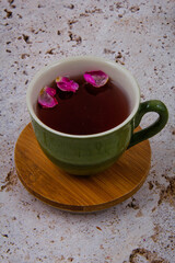 Different types of coffee and enough types and drinks in the black background in the top view, which is poured on a wooden board with pieces of flowers.
