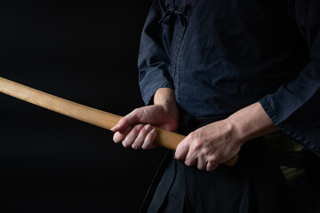 木刀を構える人物