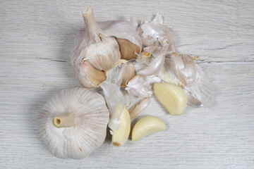 Garlic on bleached wood. Photos on the theme of vegetables.