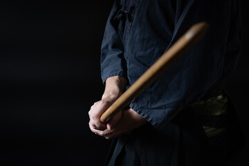 木刀を構える人物