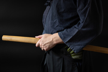 木刀を構える人物