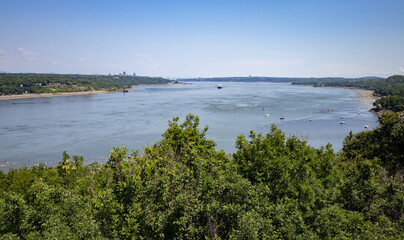 Fleuve St-Laurent et la ville de Québec au loin vu de la rive sud