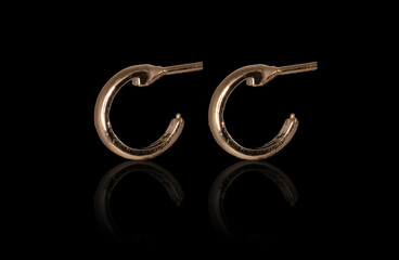 Obraz premium Golden jewelry, isolated on back, studio shot with reflection.