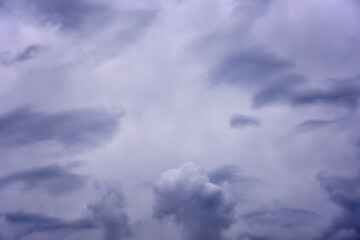 乱れ雲の流れるモノトーンの空 02