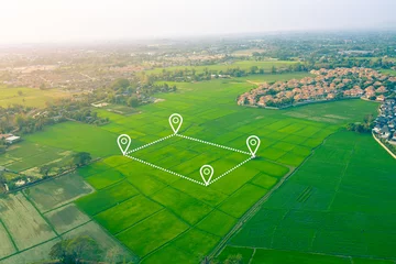 Foto op Plexiglas Perceel of landperceel. Bestaat uit luchtfoto van groen veld, positiepunt en grenslijn om locatie en gebied te tonen. Dat is een stuk land voor eigendom, verkoop, ontwikkeling, huur, koop of investering. © DifferR
