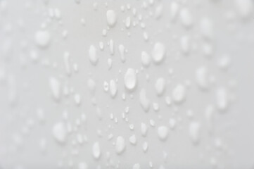 Wassertropfen an Fließe im Badezimmer