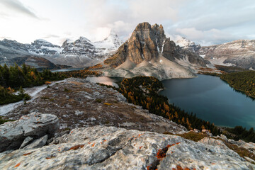 Obraz premium high view of mountain lake with tall peak with snow on top