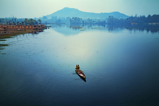 Beautiful view of Nagin Lake, Srinagar.