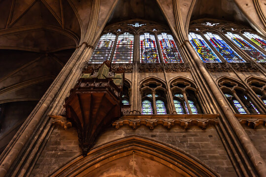 Le Petit Orgue Renaissance Du Triforium De La Cathédrale Saint-Étienne De Metz.