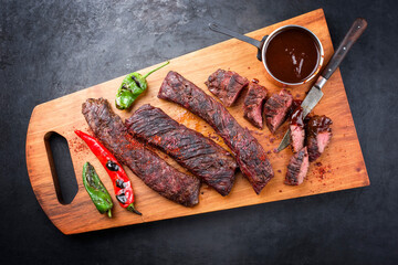 Gegrillter Wagyu Nierenzapfen vom Rind mit scharfen Chili und würziger BBQ Sauce angeboten als...