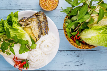 Fried mackerel with Thai rice noodles