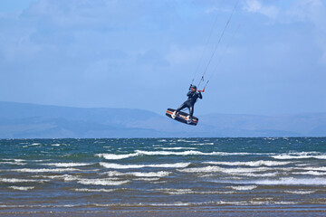 Naklejka premium kitesurfer jumping at Troon, Scotland 