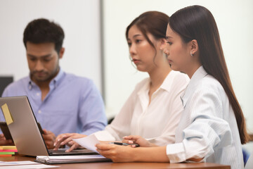 Obraz premium Asian business man and women meeting and talk about job in office.