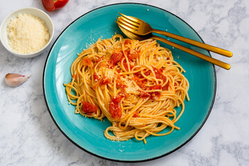 Spaghetti with fresh tomato sauce and grated cheese