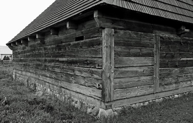 wybudowany z drewna w 1818 roku zabytkowy lamus plebanski w miejscowosci knyszyn na podlasiu w...