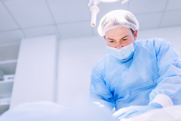 Naklejka premium Surgeon in operating room with surgery equipment. Medical worker