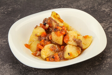 Roasted potato and beef with sauce