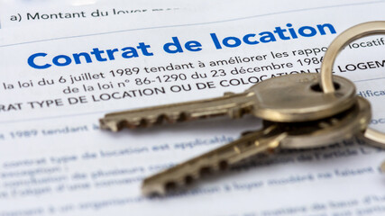 Immobilier : contrat  français de location de logement (bail de location vide). Gros plan avec trousseau de clés. France