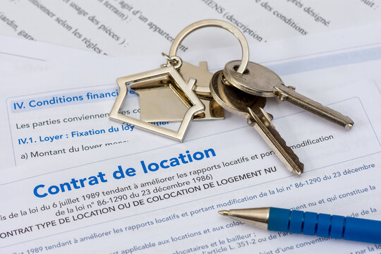 Immobilier : contrat  français de location de logement (bail de location vide). Gros plan avec trousseau de clés et stylo. France