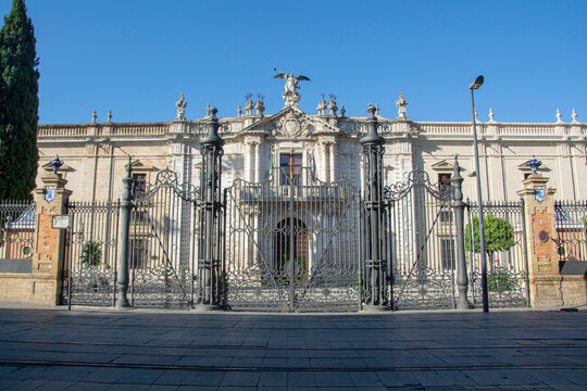 Fachada de la Universidad de Sevilla, antigua F&aacute;brica de Tabacos, Andaluc&iacute;a, Espa&ntilde;a