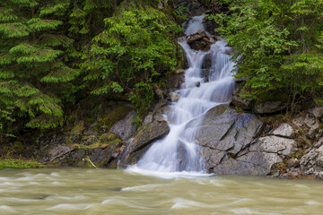 Obraz premium Summer landscape with two streams in the mountains