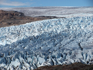 Frente glaciar deembocando en el mar de Groenlandia