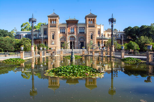Parque de Mar&iacute;a Luisa, Pabell&oacute;n mud&eacute;jar, sede del Museo de Artes y Costumbre Populares, Sevilla, Andaluc&iacute;a, Espa&ntilde;a