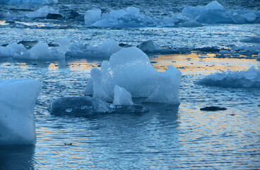 Hielo en la costa de Groenlandia al amanecer