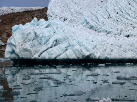 Iceberg en el mar de Groenlandia imagen del calentamiento global