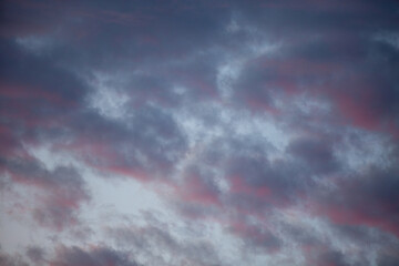 Obraz premium chmury na niebie wieczorem o zachodzie słońca