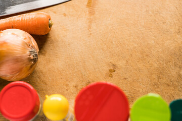 木目のまな板の上にある調味料と調理用具