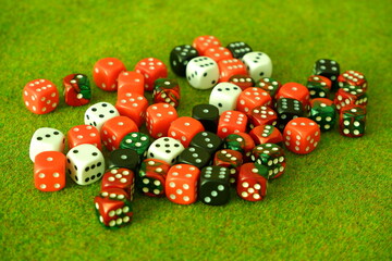 Dados colores en césped electrostático