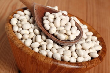 Fototapeta na wymiar Navy beans in wooden bowl