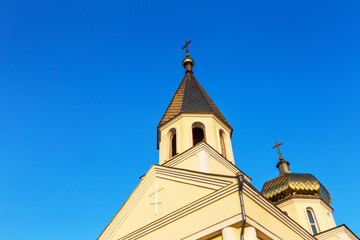 Obraz premium Golden dome with a cross of the Orthodox Cathedral
