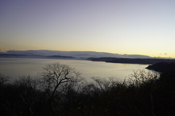 amanecer, mar, siluetas arboles, montañas, bruma, atardecer, acuático, lago, cielo, paisaje, naturaleza, amanecer, sol, mar, anochecer, río, azul, nube, bruma, anochecer, hermoso, calma, madrugada